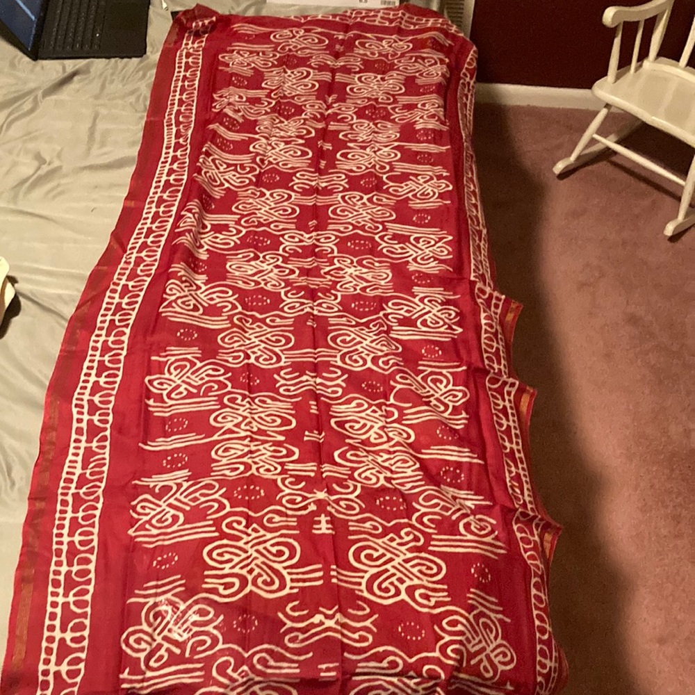Nwt metropolitan museum of art red silk scarf